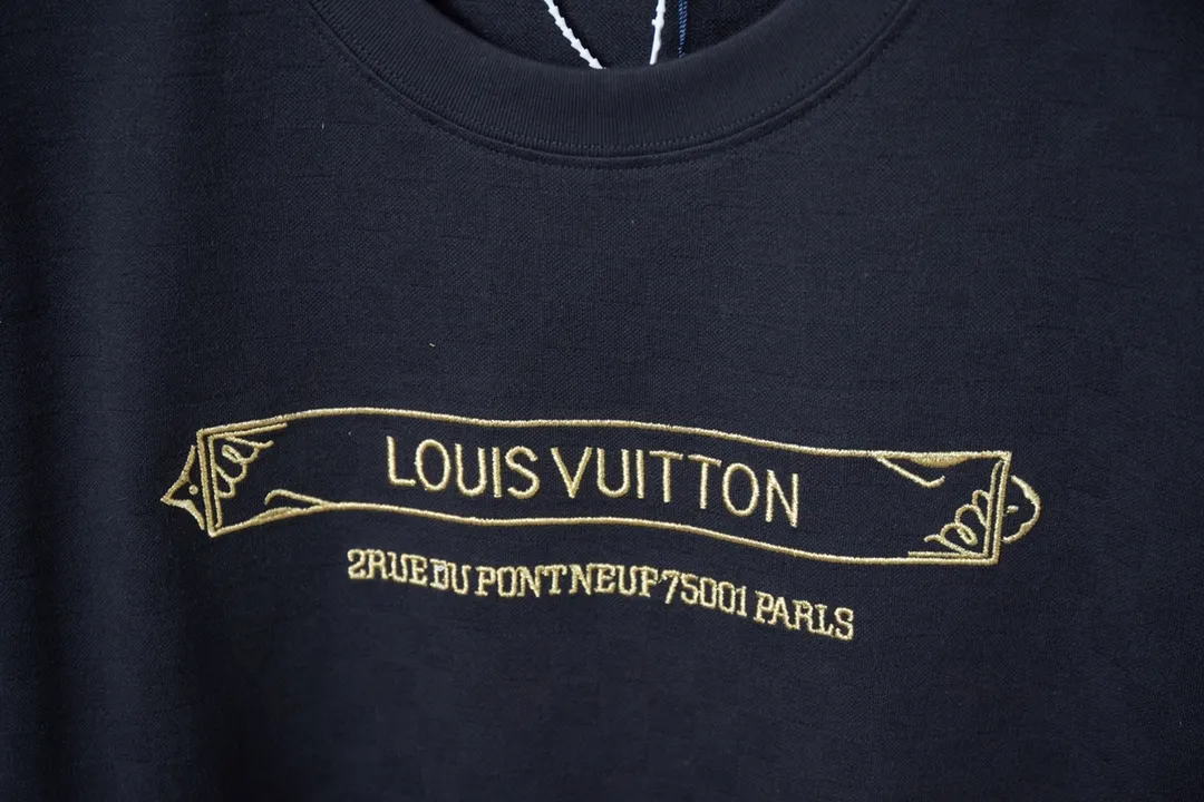 🅿️180 Louis LV 25ss new early spring short-sleeved checkerboard jacquard LV letter logo embroidered short-sleeved light luxury essential item for daily commuting for men and women Correct version Welcome to compare Detailed features · Pique jacquard fabric, 100% pure cotton with high count cotton added, dry and avoid stuffiness, made by computer knitting machine or hand weaving machine, the shape is similar to bees. · The gold thread embroidery chapter technology is combined, interweaving metal threads with other silk threads · Double-needle stitching cross-stitch technology · Original main mark, washed tag, branded moisture-proof paper packaging Color: Black Size: S/M/L/XL